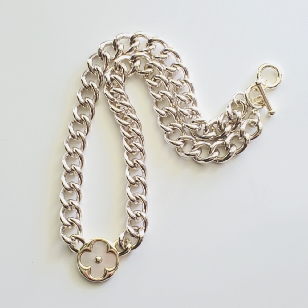 Vintage-Style Chunky Curb Link Necklace with Quatrefoil Pendant